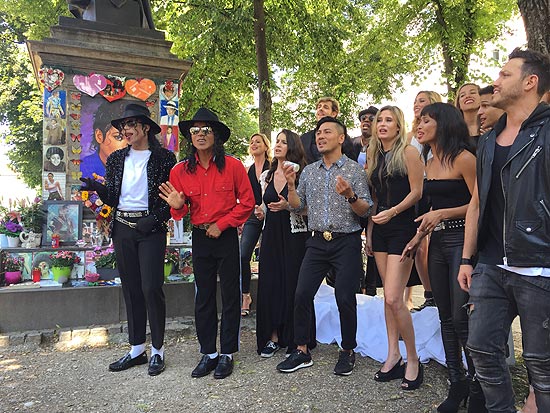 Medley von Michael Jackson Songs vor dem Denkmal gegenüber dem Hotel Bayerischer Hof (©Fotp. Martin Schmitz)
